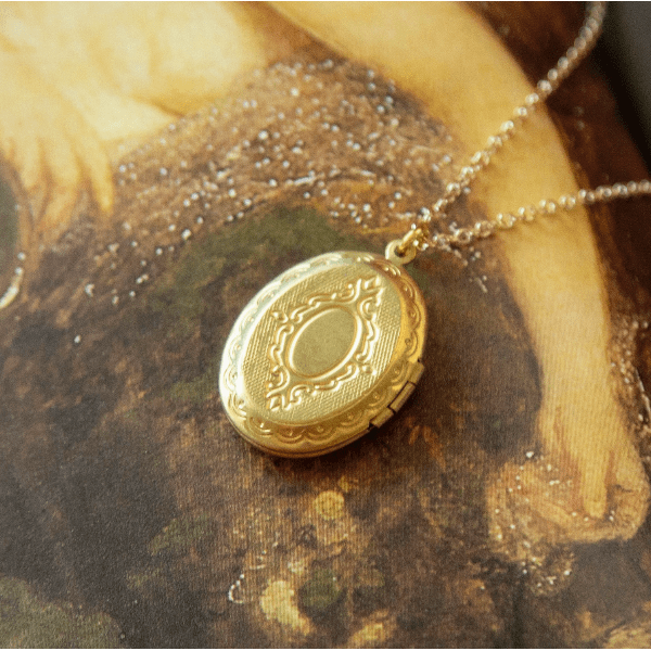 Kindred Objects- Vintage Large Oval Locket Necklace Necklace Kindred Objects